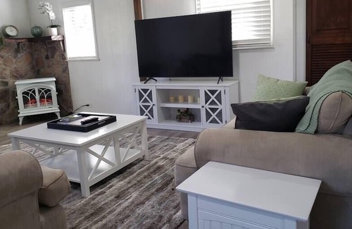 Ingles House | The Squirrel's Leap: quiet stay near Dehaven Park