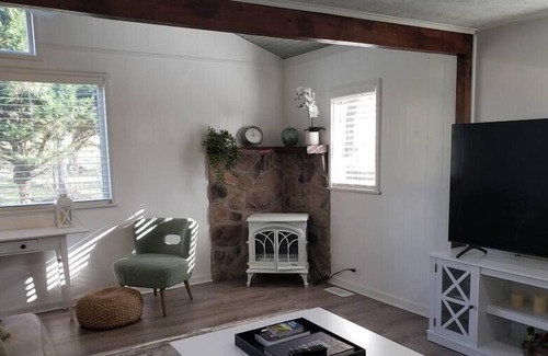 Ingles House | The Squirrel's Leap: quiet stay near Dehaven Park