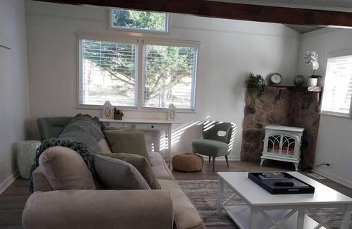 Ingles House | The Squirrel's Leap: quiet stay near Dehaven Park