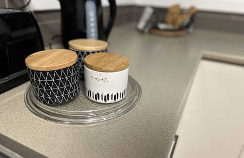 Mordialloc House | The stylish Mordi Gem with alfresco deck! 5 min walk- beach, restaurants, shops