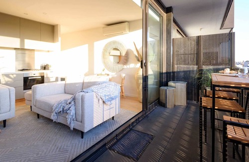 Northcote Apartment | The Sunset Suite | City & Sunset Views