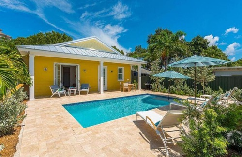 Grandview Heights Villa | The Sunshine Haven with Private Pool House!