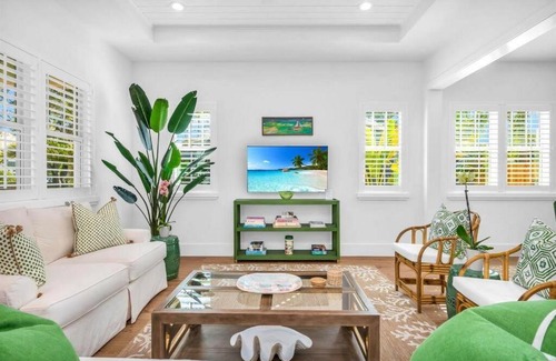 Grandview Heights Villa | The Sunshine Haven with Private Pool House!