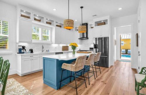 Grandview Heights Villa | The Sunshine Haven with Private Pool House!