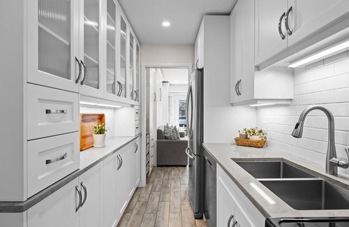 South Pandosy Apartment | The Sunshine Suite - Near Beaches and Wineries!