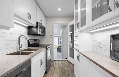 South Pandosy Apartment | The Sunshine Suite - Near Beaches and Wineries!