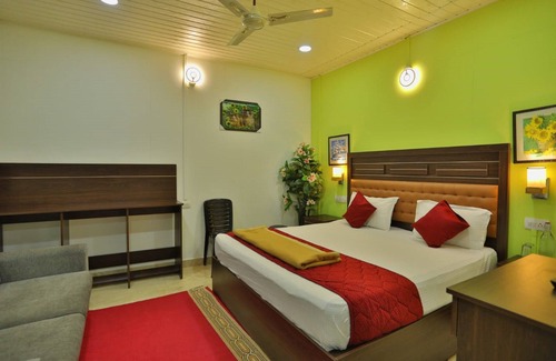 Kunchithanny Hotel | The Svarga Hill View Resort