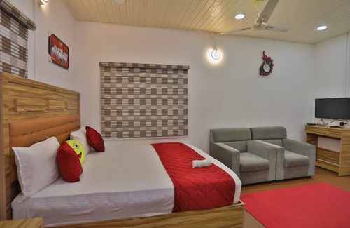 Kunchithanny Hotel | The Svarga Hill View Resort