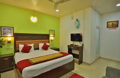 Kunchithanny Hotel | The Svarga Hill View Resort