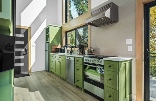 Hot Springs Cabin | The Swallow Treehouse, Hot Tub, Mountaintop