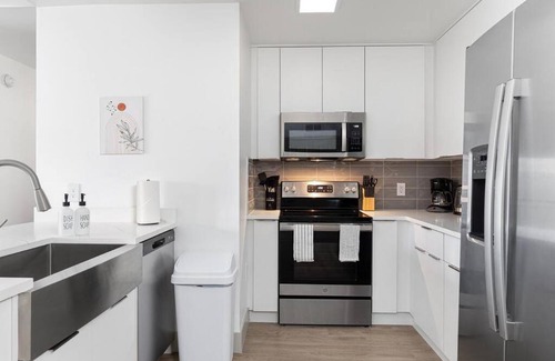 Charlotte Center City Apartment | The Tar Heel - Stylish 4BR with City Views - Free Parking - Gym - Pet-Friendly