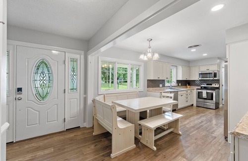 Fort Wayne House | The "Team House", large home near SportOne Sleeps 26+