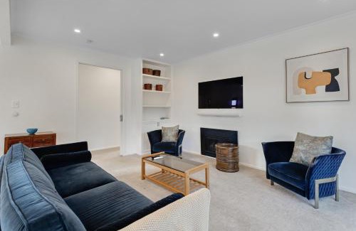 St. Heliers House | The Terrace with BBQ - Parking Minutes To Beaches