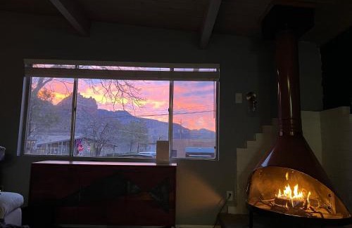 Uptown Sedona Apartment | The Three Keys duplex