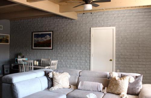 Uptown Sedona Apartment | The Three Keys duplex