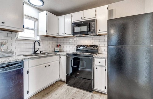 Chandler House | The Tiny Home on Route 66 - Cozy 2 bed with WiFi