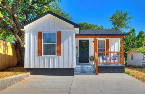 Chandler House | The Tiny Home on Route 66 - Cozy 2 bed with WiFi