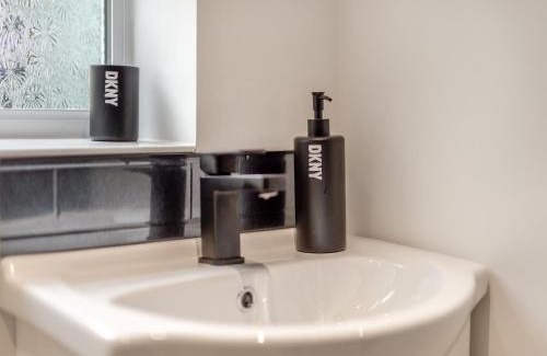 Guisborough House | The Tipsy Bee At 143