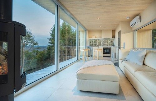 Lac Beauport Ski Chalet | The TOPAZ - Panoramic Views with Spa near Quebec City