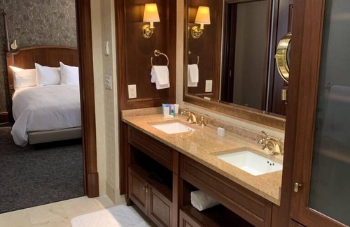Downtown Hotel | The Towers At Kahler Grand Hotel