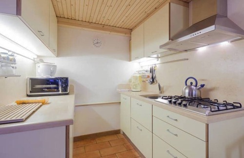 Arcugnano Apartment | The Transparent House: The Walnut Pool CIN: IT024006B4JQ4GJN8B+ IT024006B4U4264US9