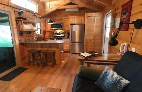 Jamestown House | The Treehouse TN Honeymoon Cabin HOT TUB - in BSF!