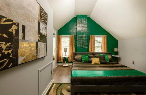 Tremont House | The Tremont Emerald - By Christmas Story House - Historic Charm & Modern Comfort Near Downtown With Parking, 300MB Wifi & Self Check-In