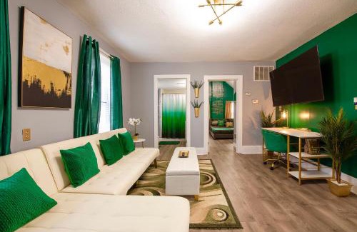 Tremont House | The Tremont Emerald - By Christmas Story House - Historic Charm & Modern Comfort Near Downtown With Parking, 300MB Wifi & Self Check-In