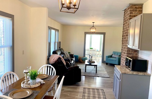 Niagara Falls Villa | The Trotter Manor - With Private Yard & Parking, Near Falls & Casino by Niagara Hospital