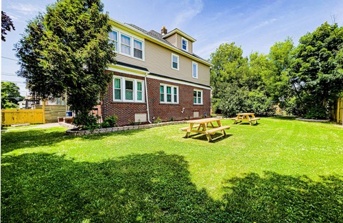 Niagara Falls Villa | The Trotter Manor - With Private Yard & Parking, Near Falls & Casino by Niagara Hospital