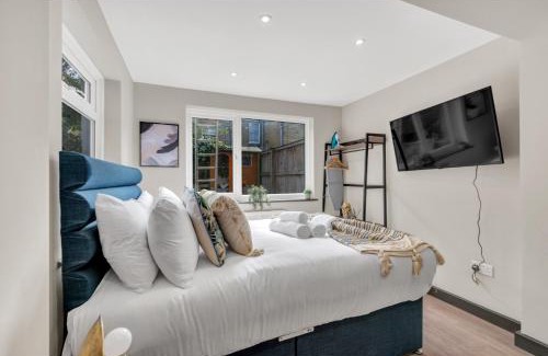 Shacklewell Apartment | The Ultimate Hangout Spot: Modern Studio