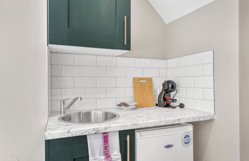 Shacklewell Apartment | The Ultimate Hangout Spot: Modern Studio
