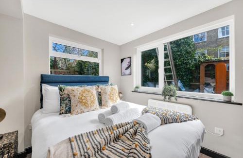 Shacklewell Apartment | The Ultimate Hangout Spot: Modern Studio