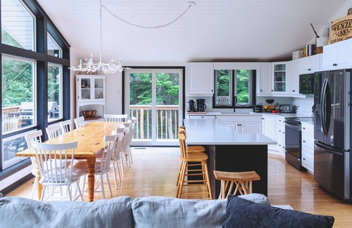 Armour Cottage | The ultimate lake front with beach, family fun getaway with endless activities!