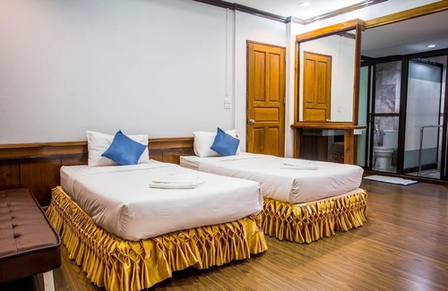 Bang Saphan Hotel | The Uncle Beach Resort