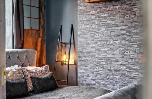 Canterbury House | The Vibrant Shamrock Canterbury Retreat - Spacious - Sleeps 14 - Ideal for Families & Gatherings