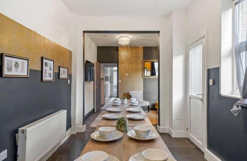 Canterbury House | The Vibrant Shamrock Canterbury Retreat - Spacious - Sleeps 14 - Ideal for Families & Gatherings