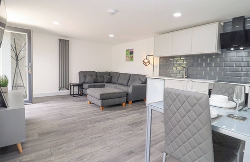 Hartshill Cottage | THE VIEW, romantic, with a garden in Hartshill