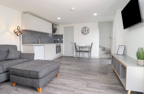 Hartshill Cottage | THE VIEW, romantic, with a garden in Hartshill