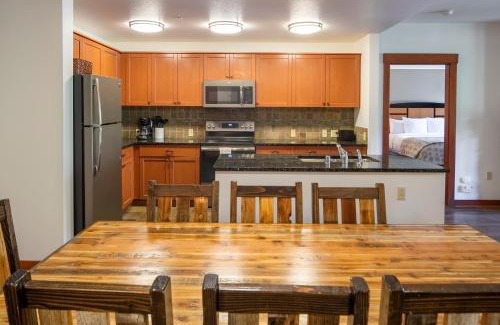 Mammoth Lakes Resort | The Village Lodge