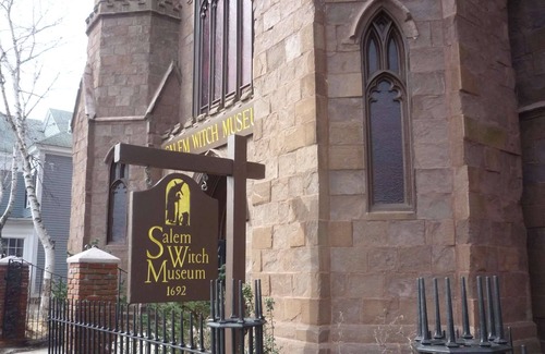Salem Condo | The Warlock House