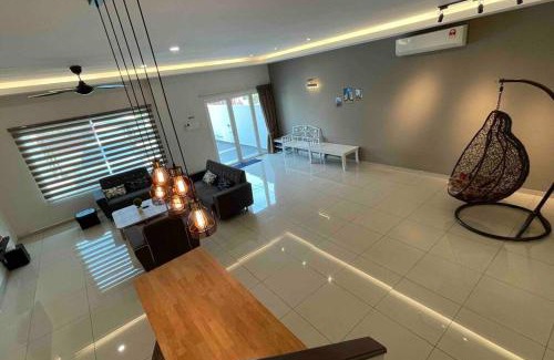 Bandar Hilir House | The White House Near Heritage Jonker Malacca Town