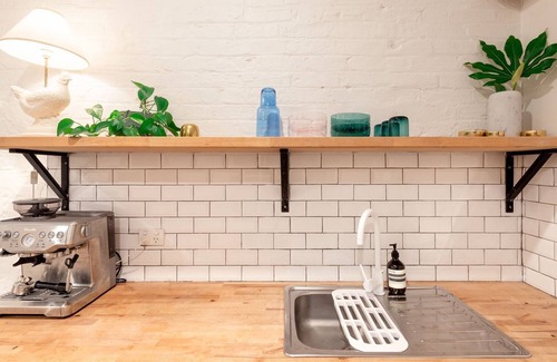 Windsor Apartment | The Windsor Stables renovated Studio Near Chapel st With Parking and Garden