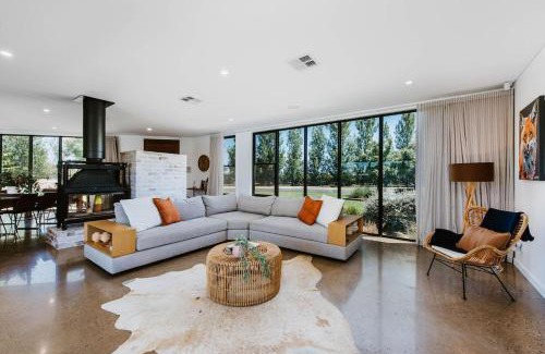 Bombira House | The Wine Manor - Lavish Poolside Living