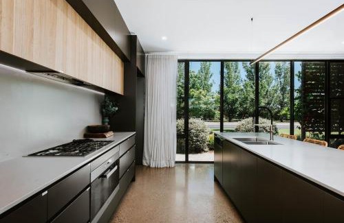 Bombira House | The Wine Manor - Lavish Poolside Living