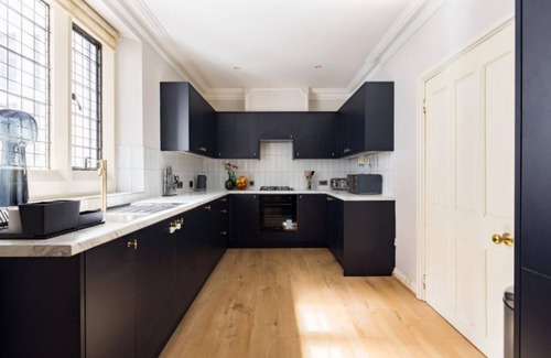 Woking Apartment | The Woking Wonder - Captivating 3bdr Flat With Parking