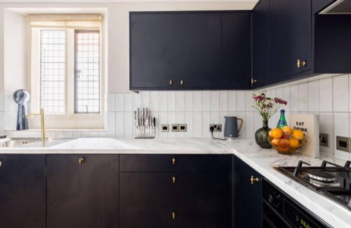 Woking Apartment | The Woking Wonder - Captivating 3bdr Flat With Parking