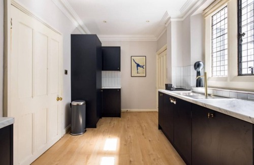 Woking Apartment | The Woking Wonder - Captivating 3bdr Flat With Parking