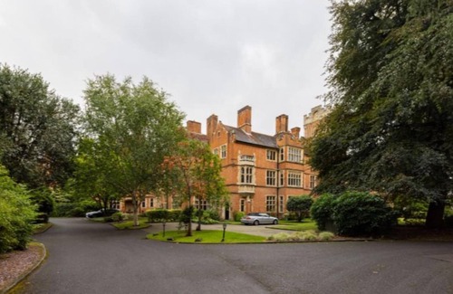 Woking Apartment | The Woking Wonder - Captivating 3bdr Flat With Parking