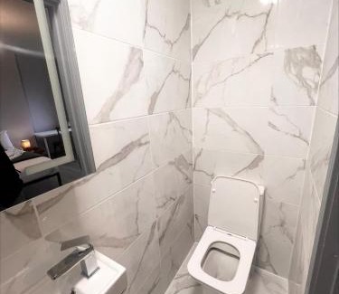 Evelyn House | The Wolfs Tavern